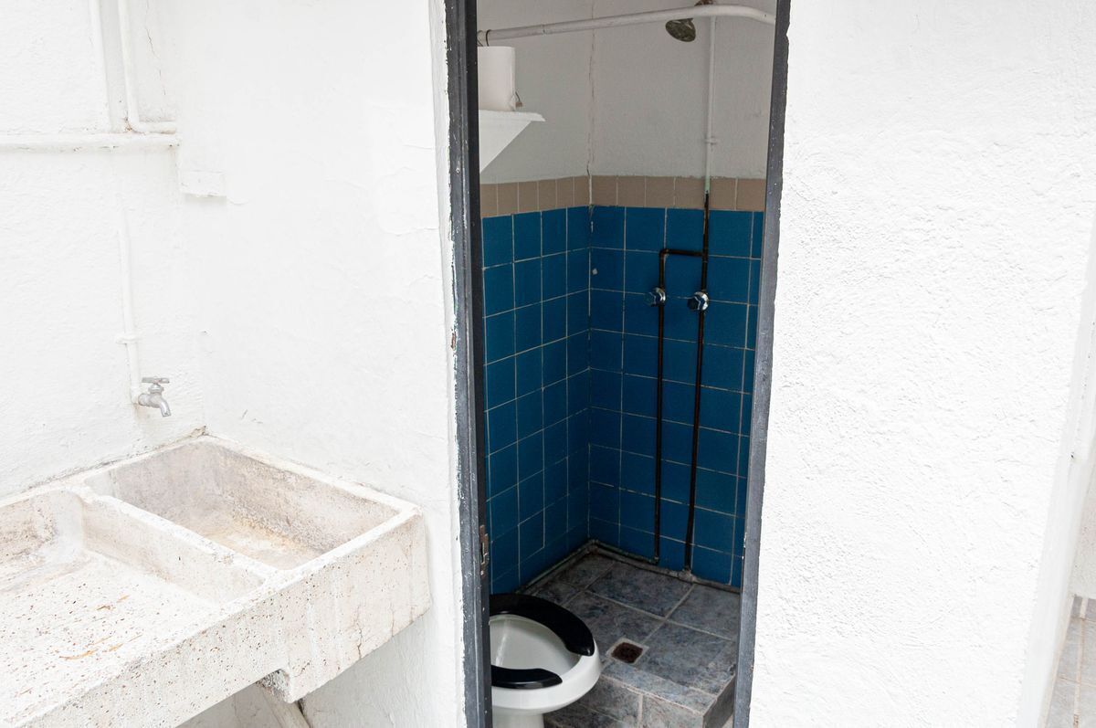 Baño de servicio.