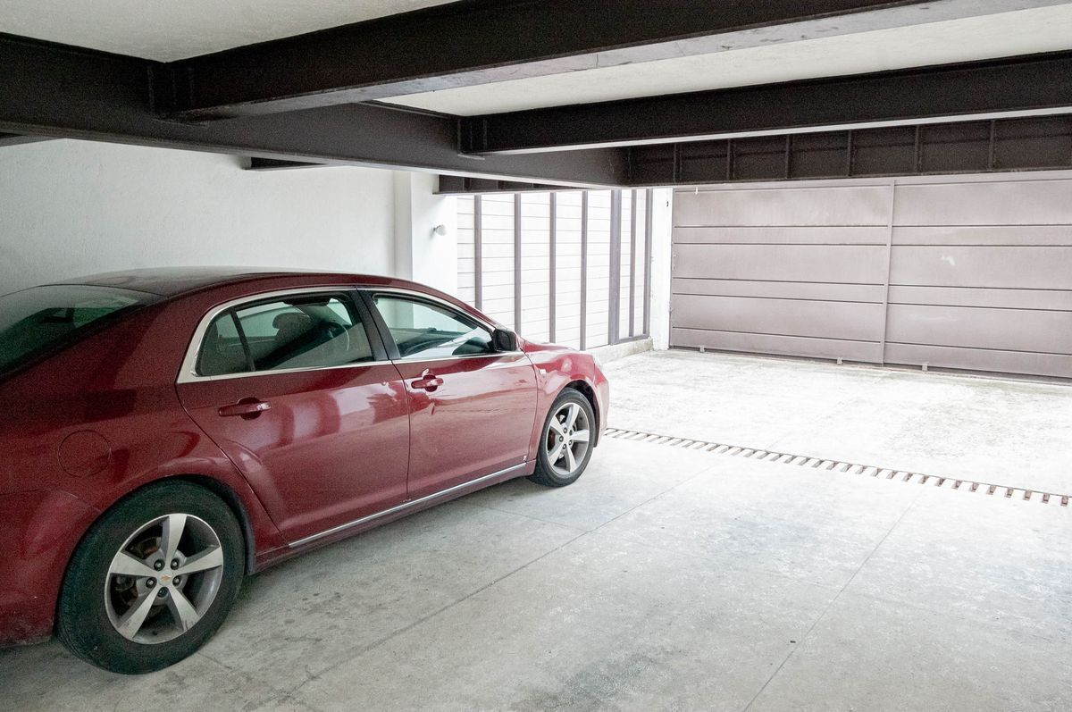 Estacionamiento. Un lugar techado y un lugar al aire libre.