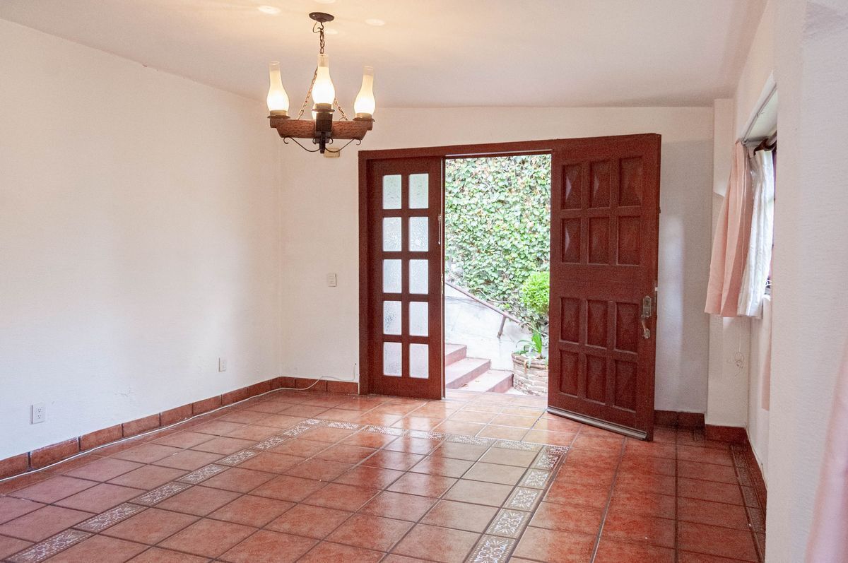 Entrada principal. Puerta abierta, vista hacia afuera.