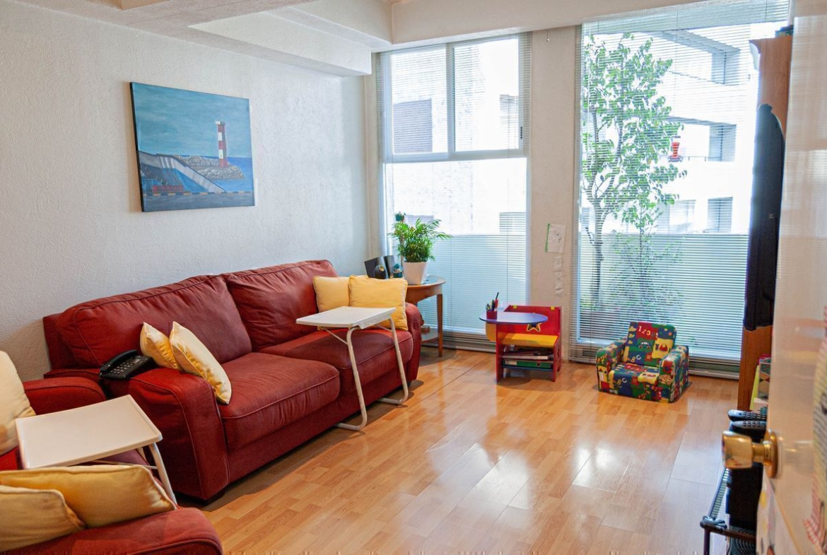 Vista al family room desde la puerta