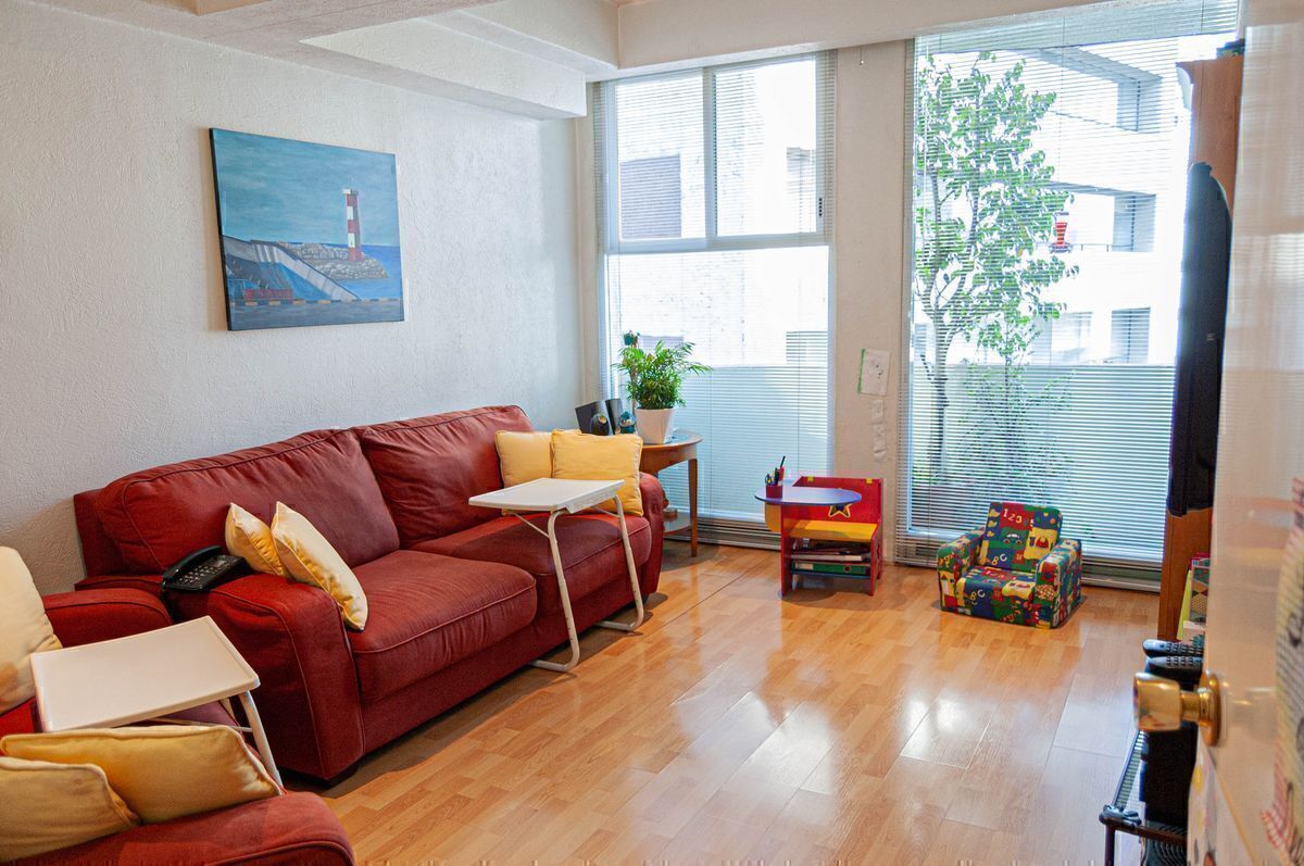 Vista al family room desde la puerta