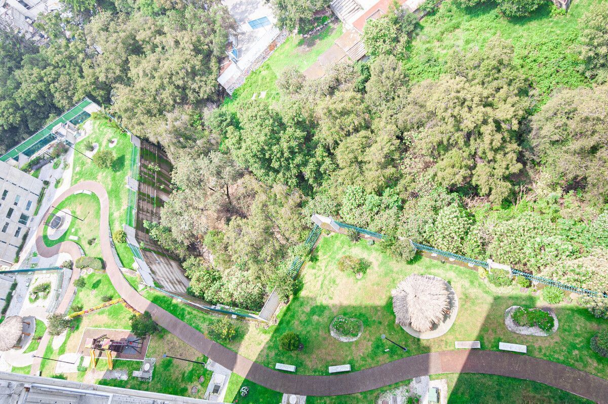 Jardín, pista de jogging, palapas, área de niños