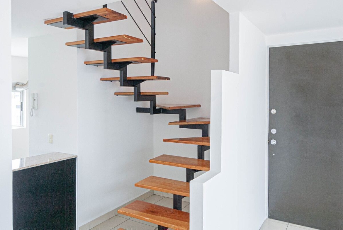 Escaleras y entrada