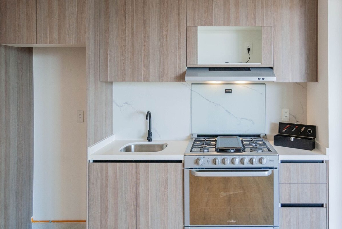 Cocina y espacio para refrigerador