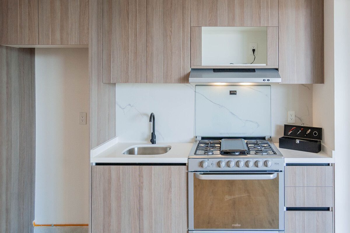 Cocina y espacio para refrigerador