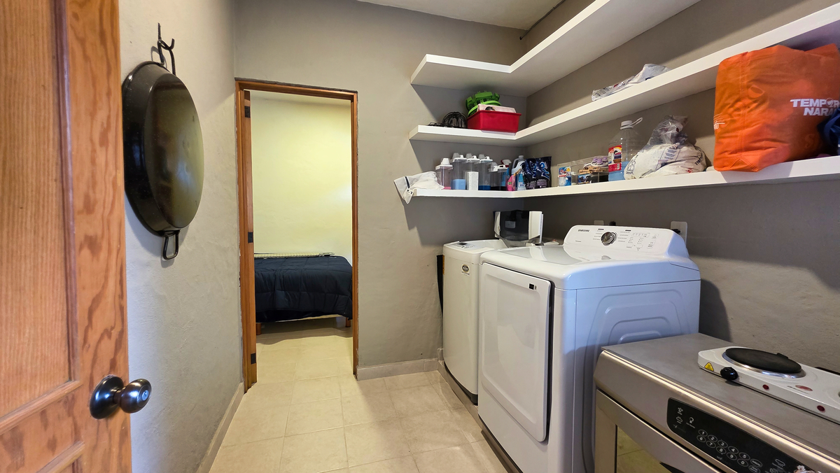 Área de lavado y entrada al cuarto de servicio