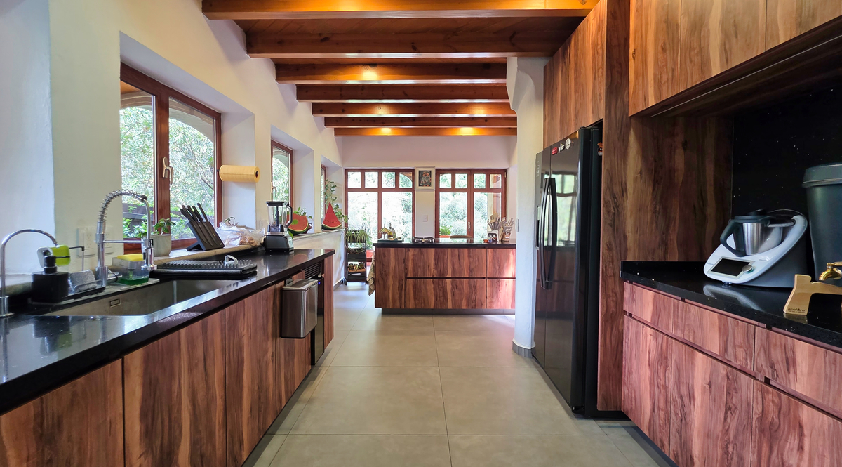 Vista desde área de lavado a cocina