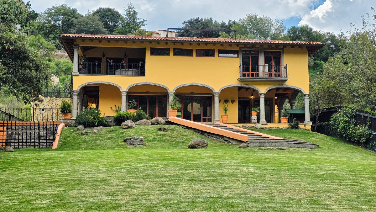 Vista a la casa desde el jardín trasero zoom