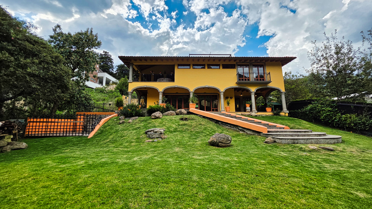 Vista a la casa desde el jardín trasero