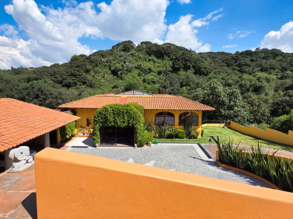 Fachada vista desde la entrada