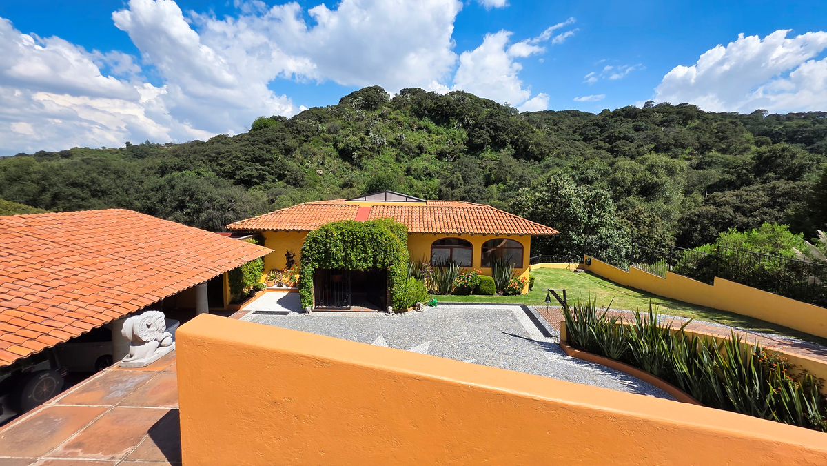 Fachada vista desde la entrada