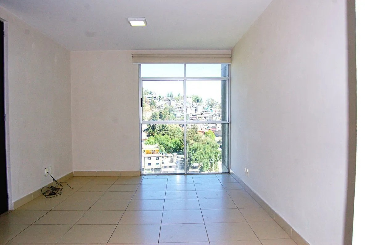 Sala de estar amplia e iluminada con pisos de cerámica y ventanal de piso a techo en departamento en renta en Paseos del Bosque II, Huixquilucan